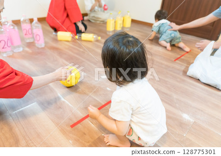 幼兒女孩在托兒所玩保齡球遊戲 128775301