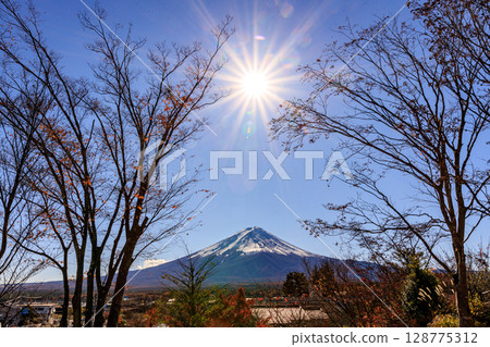 從觀景台上,看到了陽光和雄偉的富士山。 從觀景台上,看到了陽光和雄偉的富士山。 128775312