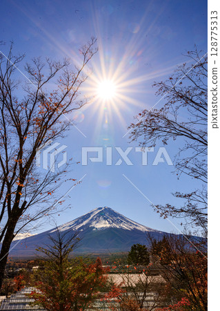 從觀景台上,看到了陽光和雄偉的富士山。 從觀景台上,看到了陽光和雄偉的富士山。 128775313