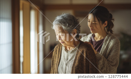 女兒贍養年邁的母親 128775444