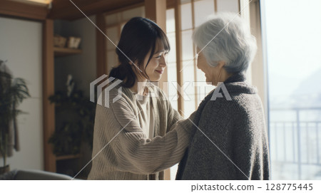 女兒贍養年邁的母親 128775445