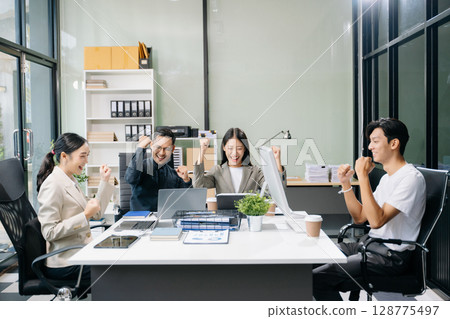 Those who work hard, win in the conference room new startup project 128775497