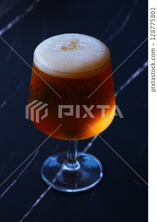 啤酒－一杯冰啤酒，泡沫細膩 128775801