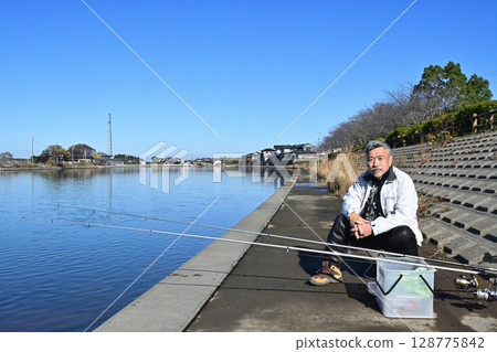 一位漁民在從大洗站步行即可到達的櫻町公園下方的日沼川中捕魚。 一位漁民在從大洗站步行即可到達的櫻町公園下方的日沼川中捕魚。 128775842