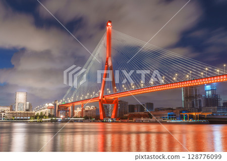 藍調夜色下發出紅光的上海楊浦大橋 128776099