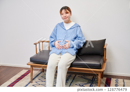 Pregnant woman, maternity, chair, heartwarming 128776479