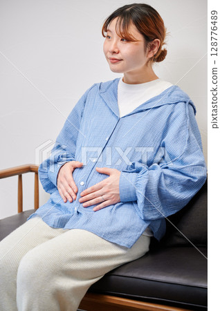 Pregnant woman, maternity, chair, heartwarming 128776489