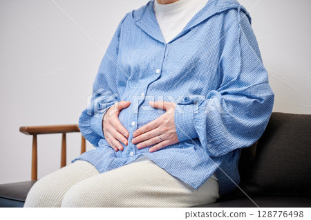 Pregnant woman, maternity, chair, heartwarming 128776498