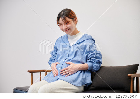 Pregnant woman, maternity, chair, heartwarming Pregnant woman, maternity, chair, heartwarming 128776507