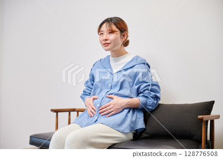 Pregnant woman, maternity, chair, heartwarming 128776508