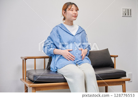 Pregnant woman, maternity, chair, heartwarming 128776553