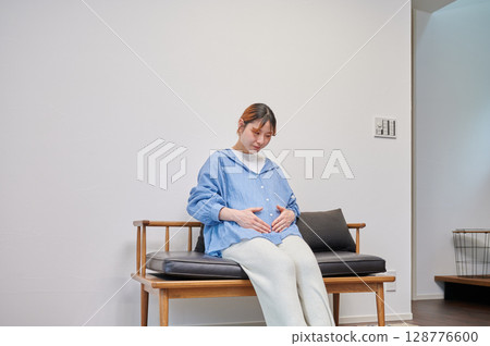 Pregnant woman, maternity, chair, heartwarming 128776600