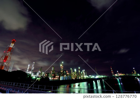 三重縣四日市市四日市石油化學聯合企業的夜景 三重縣四日市市四日市石油化學聯合企業的夜景 128776770