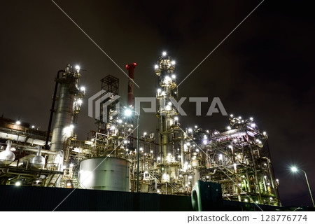 Night view of the Yokkaichi Petrochemical Complex in Yokkaichi, Mie Prefecture 128776774