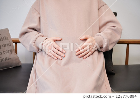 Pregnant woman, maternity, chair, heartwarming 128776894