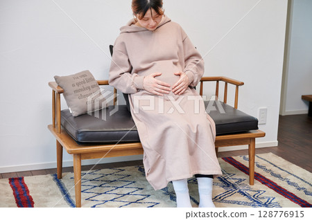 Pregnant woman, maternity, chair, heartwarming 128776915
