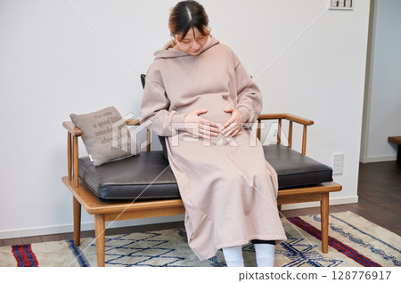 Pregnant woman, maternity, chair, heartwarming 128776917