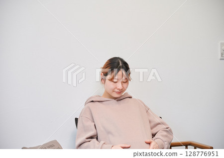 Pregnant woman, maternity, chair, heartwarming 128776951