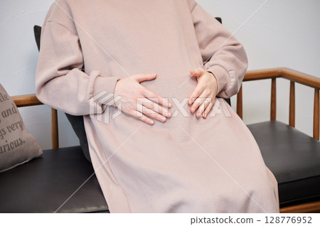 Pregnant woman, maternity, chair, heartwarming 128776952