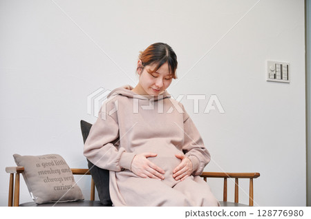Pregnant woman, maternity, chair, heartwarming Pregnant woman, maternity, chair, heartwarming 128776980