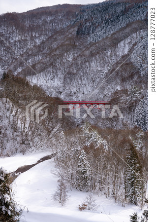 紅色的高井橋在山田溫泉周圍的雪景和冬季山谷中格外醒目（長野縣） 128777023