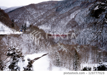 紅色的高井橋在山田溫泉周圍的雪景和冬季山谷中格外醒目（長野縣） 128777028