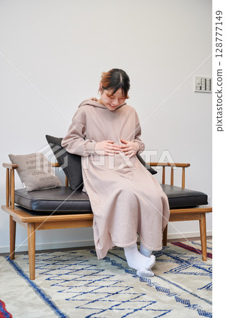 Pregnant woman, maternity, chair, heartwarming 128777149