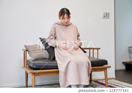 Pregnant woman, maternity, chair, heartwarming 128777161