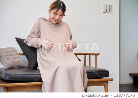 孕婦,孕婦,椅子,溫馨 孕婦,孕婦,椅子,溫馨 128777170