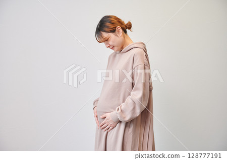 Pregnant woman, maternity, chair, heartwarming 128777191