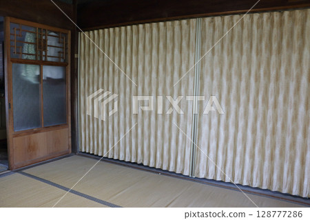Accordion curtains - Old house 128777286