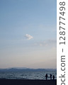 日落前的湖面天空 128777498