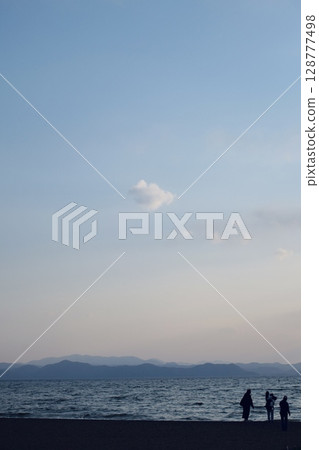 日落前的湖面天空 日落前的湖面天空 128777498