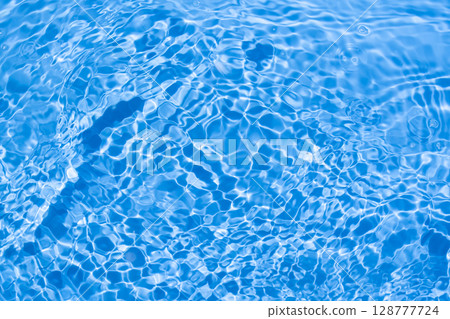 水面和漣漪反射的美麗光線背景 128777724