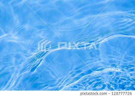 水面和漣漪反射的美麗光線背景 128777726