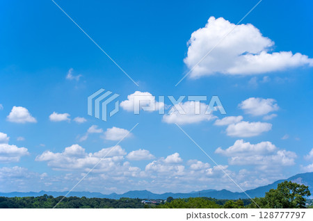 新鮮的夏天藍天 新鮮的夏天藍天 128777797