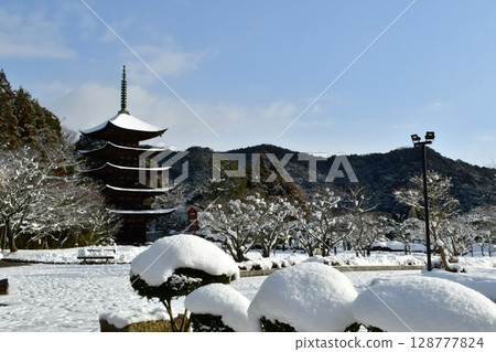 Snow scene at Rurikoji Temple in Yamaguchi City 128777824