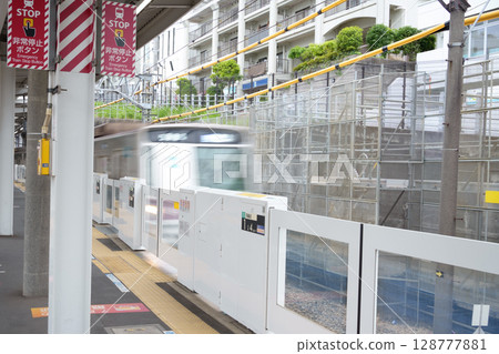 The platform at Saginuma Station in May with a refreshing breeze (Kawasaki City) The platform at Saginuma Station in May with a refreshing breeze (Kawasaki City) 128777881