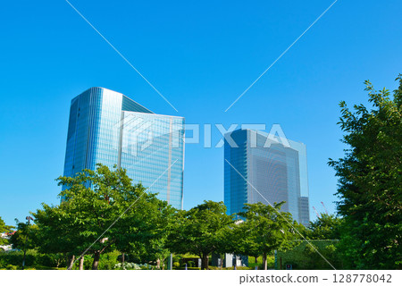 Takanawa Gateway City, a business district around Takanawa Gateway Station in Tokyo 128778042