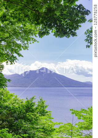 Lake Shikotsu and Mount Fuppushi surrounded by fresh greenery 128778258