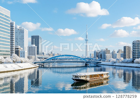 Snow-covered Sumida River sightseeing boat, Skytree and Eitai Bridge Snow-covered Sumida River sightseeing boat, Skytree and Eitai Bridge 128778259