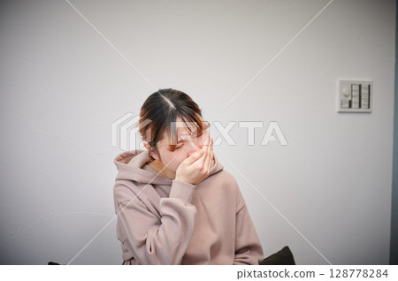 Women suffering from morning sickness, pregnant women, maternity 128778284