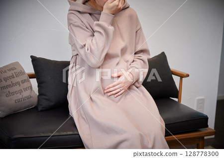 Women suffering from morning sickness, pregnant women, maternity 128778300