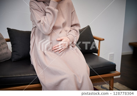 患有孕吐的女性、孕婦、產婦 128778304