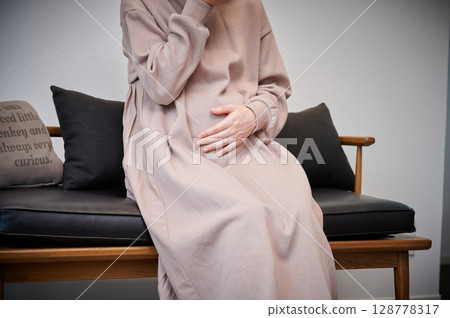 患有孕吐的女性、孕婦、產婦 患有孕吐的女性、孕婦、產婦 128778317