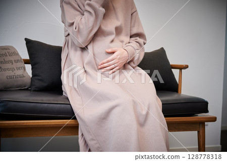 患有孕吐的女性、孕婦、產婦 患有孕吐的女性、孕婦、產婦 128778318