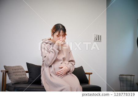 Women suffering from morning sickness, pregnant women, maternity 128778319