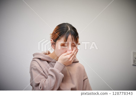 Women suffering from morning sickness, pregnant women, maternity 128778343