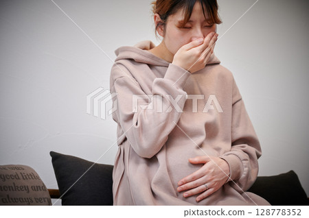 患有孕吐的女性、孕婦、產婦 128778352