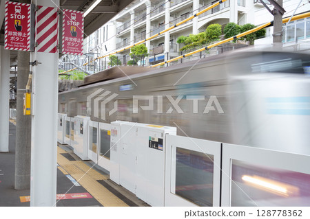 The platform at Saginuma Station in May with a refreshing breeze (Kawasaki City) The platform at Saginuma Station in May with a refreshing breeze (Kawasaki City) 128778362